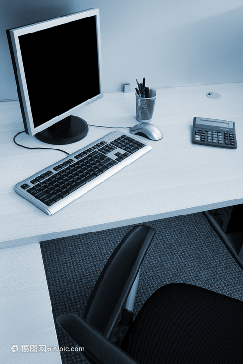 辦公室木制桌上的現(xiàn)代計(jì)算機(jī) 企業(yè)汽車出租的數(shù)字化革新